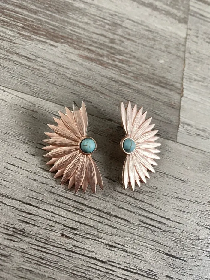 Boucles d’oreilles dorées et pierre bleue - photo numéro 2