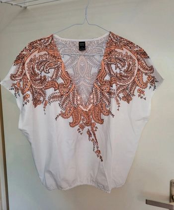 T-shirt blanc et brun
