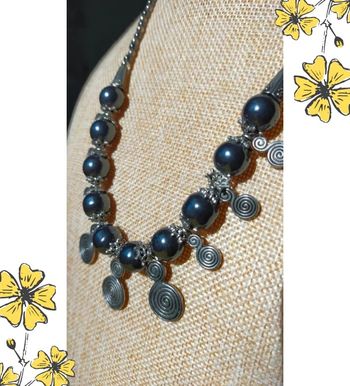 Collier perles grises & breloques spirales – Élégance intemporelle