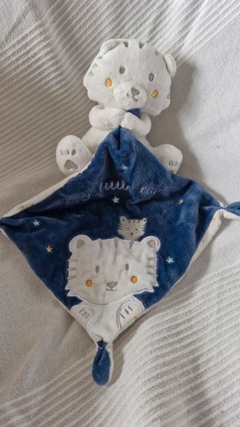 Doudou chat blanc avec mouchoir bleu Simba