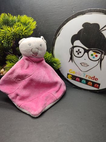 doudou plat koala rose gris sucre d'orge rouge