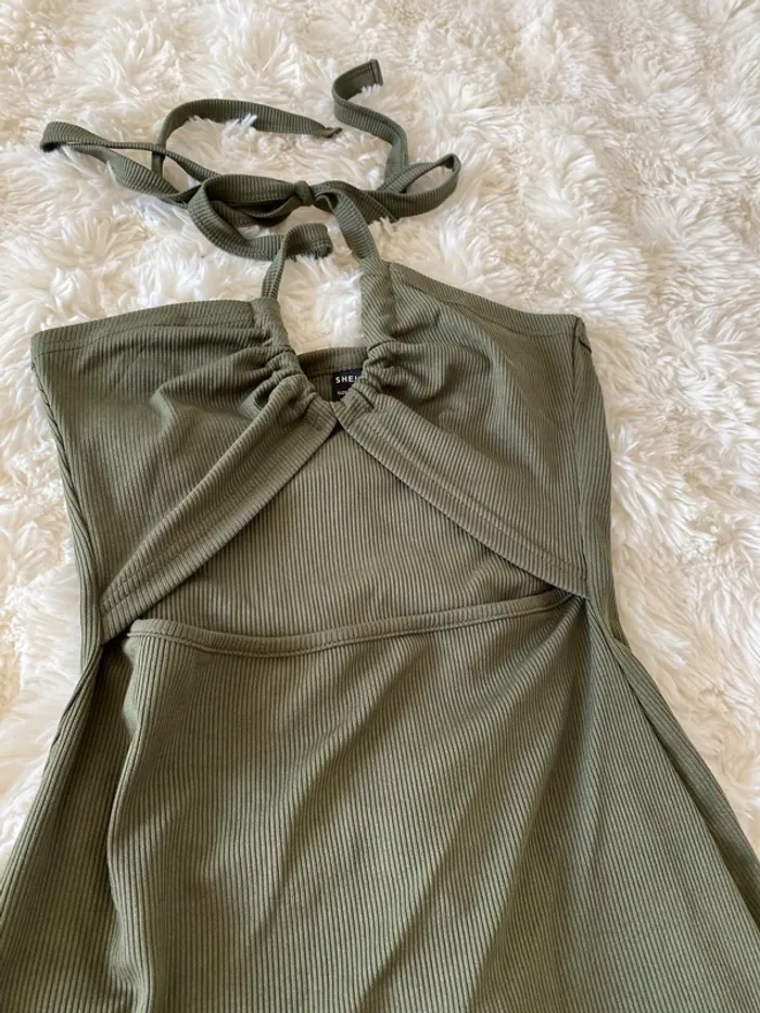 Jolie robe d’été kaki décolleté ouvert Shein taille XS - photo numéro 2