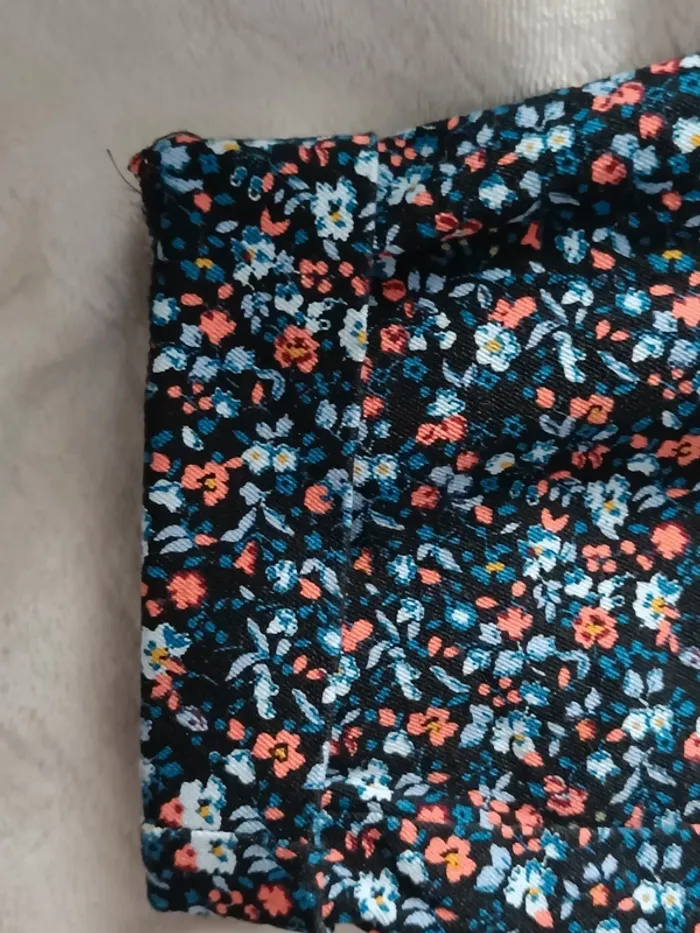 Pantalon court GAP fleurs bleues et oranges 38 slim - photo numéro 2