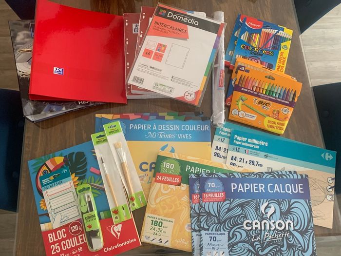 Lot de fournitures scolaires