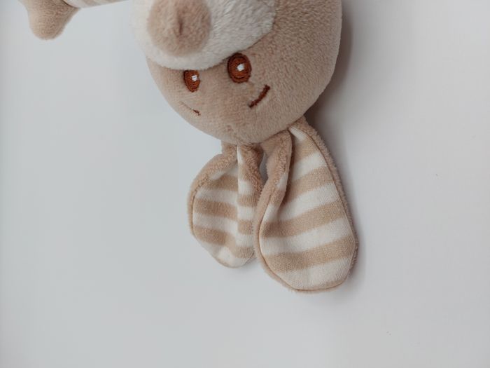 Peluche doudou lapin beige blanc SOFT FRIENDS hochet grelot rayures 28 cm - photo numéro 3