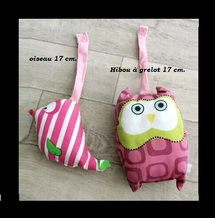 Lot 3 peluches à suspendre dont un avec grelot + livre de bain - photo numéro 2