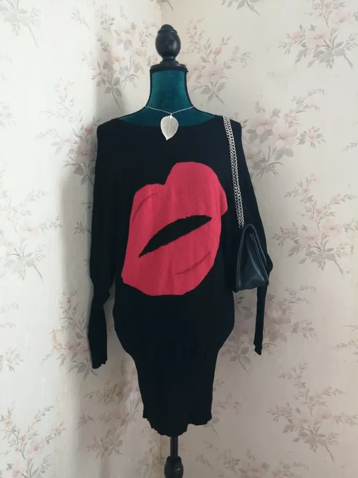 Robe noire moulante manches chauve-souris et imprimé bouche / kiabi / (S)