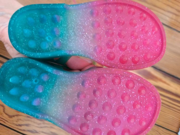 Sandales en plastique brillante - photo numéro 4