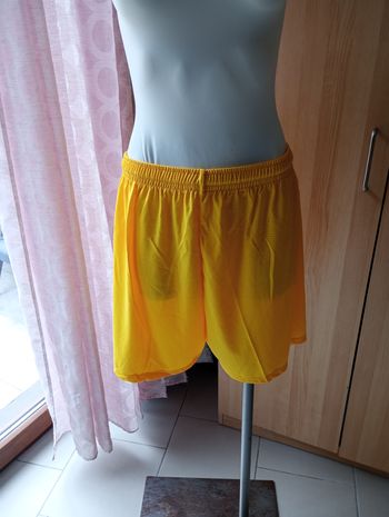 Short jaune