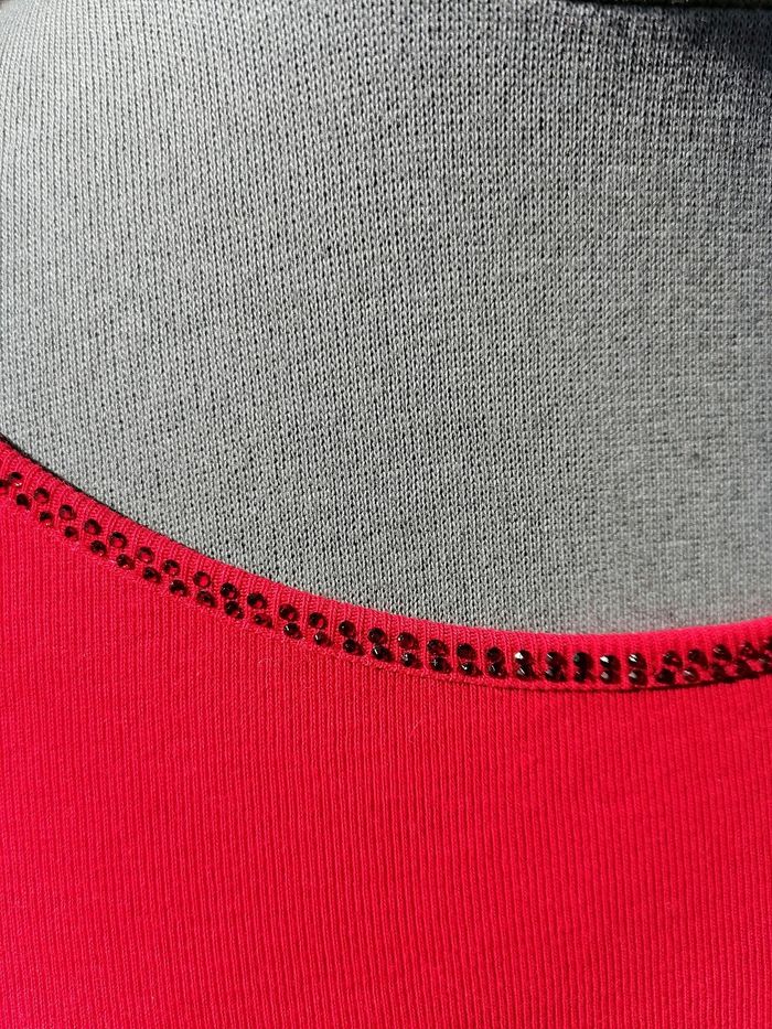 Tee-shirt femme rouge avec  strass rouge - photo numéro 3