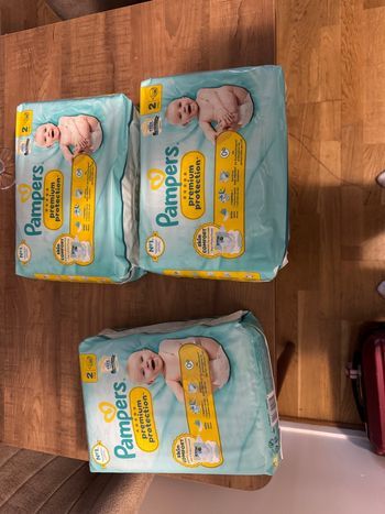 3 packs de 35 couches Pampers T2