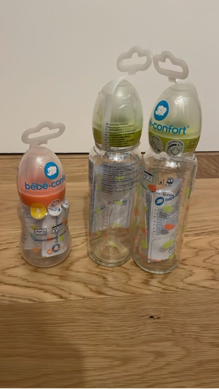 2 biberons en verre et 1 en plastique