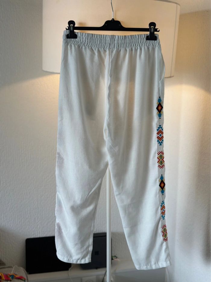 Pantalon léger en lin blanc coupe ample, détails brodés colorés taille 3 - photo numéro 9