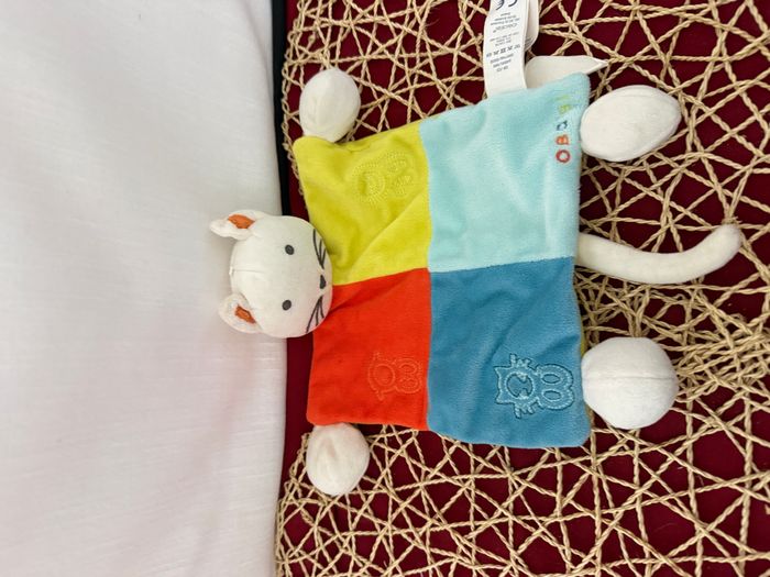 Doudou plat chat blanc bleu vert rouge OBAIBI - photo numéro 3