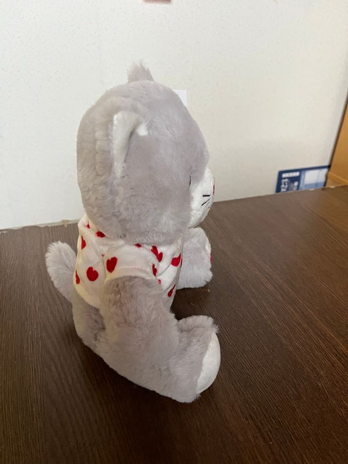 Peluche petit chat neuve  de couleur grise ,blanche et rouge . - photo numéro 3