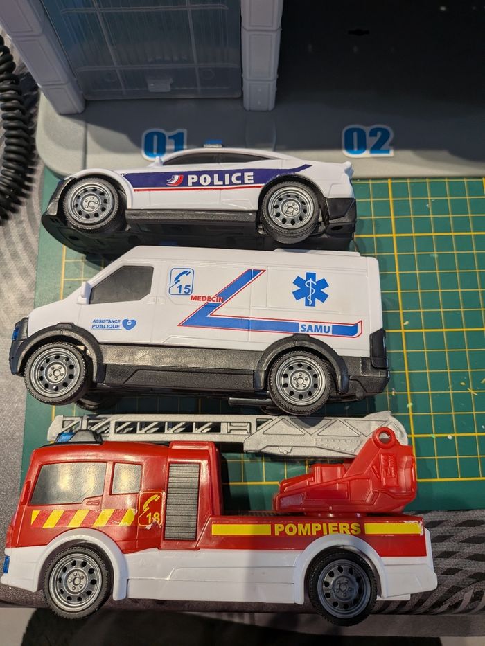 Centre de secours : pompiers police ambulance - photo numéro 6