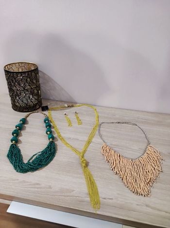 Lot de 2 colliers et 1 parure avec boucles d'oreille, TBE!