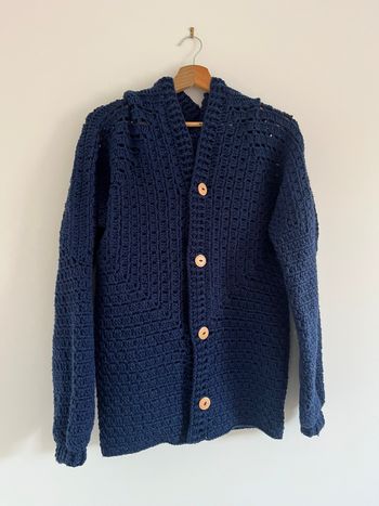 veste longue à capuche bleu marine fait main au crochet