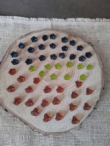 Lot de 50 perles en verre fleurs noires marron et vertes.