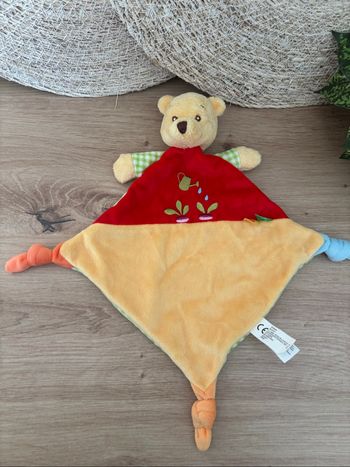 Neuf doudou plat Winnie rouge jaune arrosoir Disney nicotoy