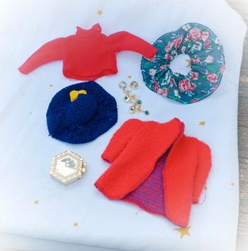 Sindy jewely bleu blue or doré sac veste feutrine rouge chapeau crochet fleur jaune barbie