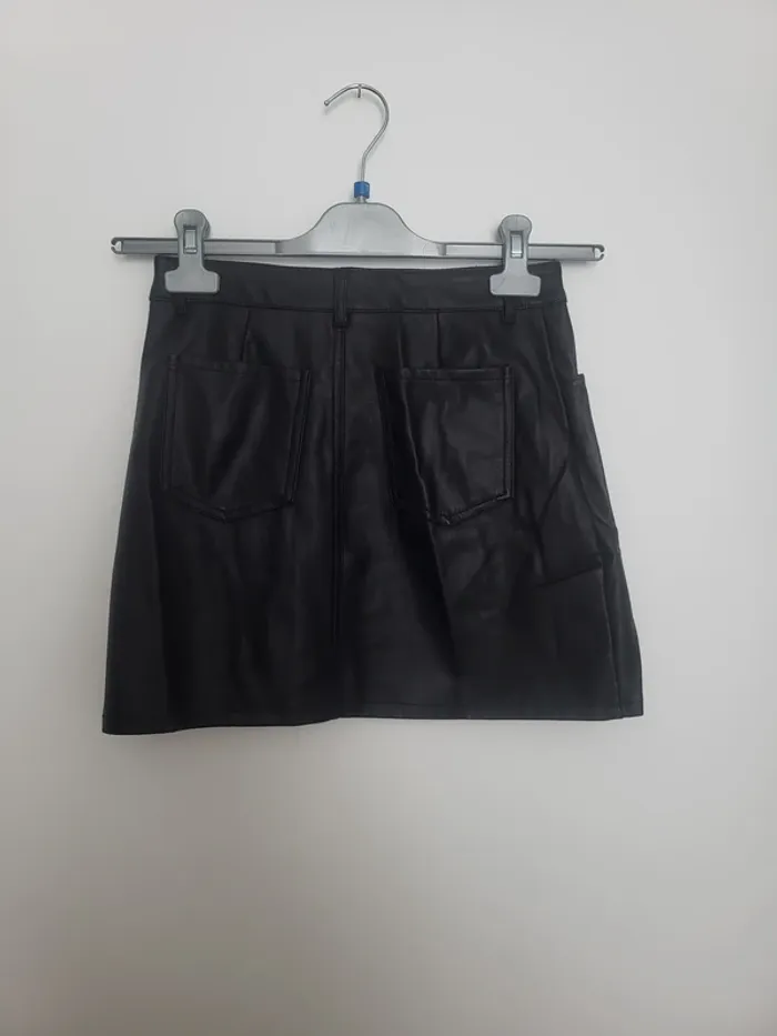 Jupe noire simili-cuir Kiabi Taille 12 ans - photo numéro 2