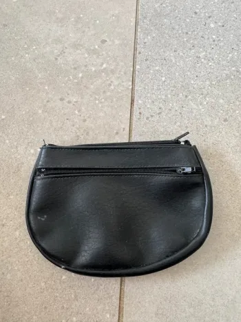 Porte monnaie noir, bon état mais petite trace à l'avant 15*10cm