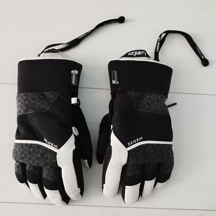 Paire de gants noire et blanche