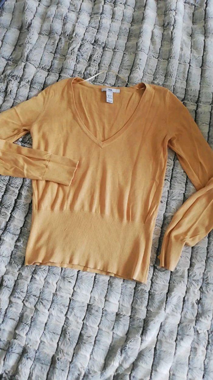 Pull V jaune doré
