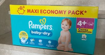 Un carton de couches Pampers taille 4 plus