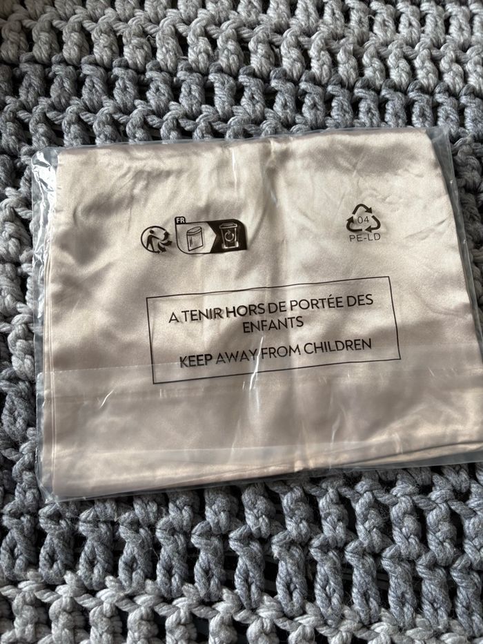 Pochette voyage satin Valege neuve - photo numéro 2