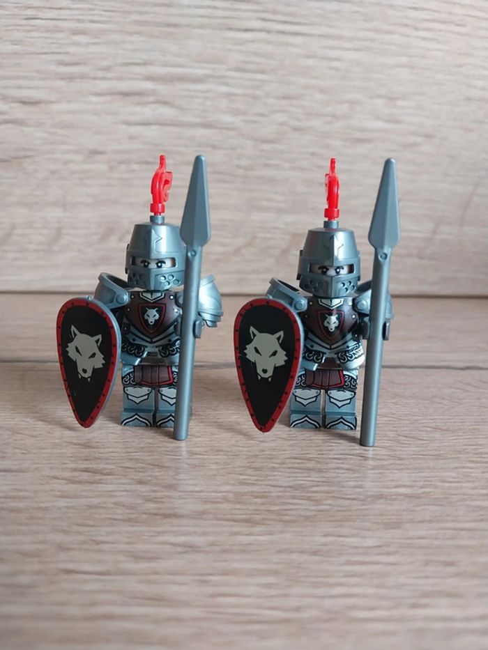 Figurines type lego 2 soldats chevaliers loups