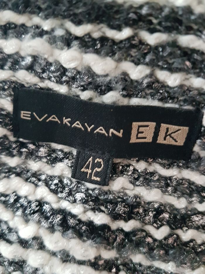 Veste noire et blanche brillante, matière épaisse. Eva Kayan. T42, 47cm aux aisselles, 53cm de haut. - photo numéro 4