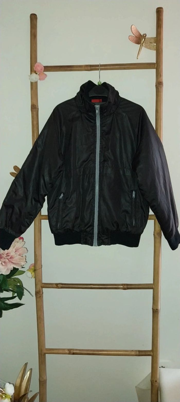 Veste coupe vent noir en très bon état Taille 10 ans