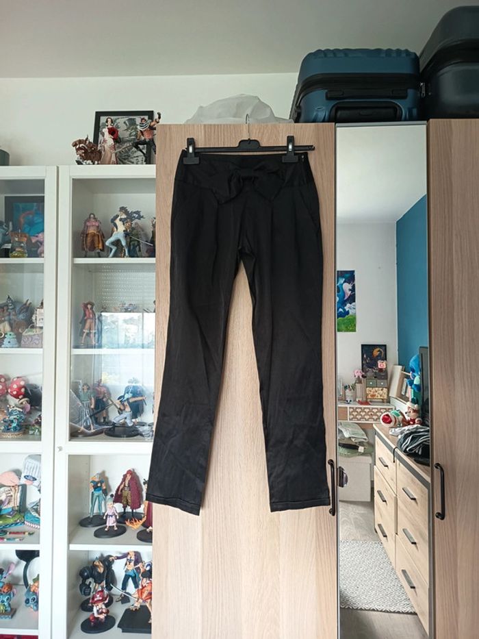 Pantalon droit similicuir noir décoré avec un noeud
avec fermeture éclair - Taille S 36 - photo numéro 3