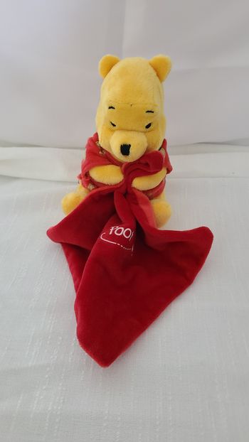 Doudou Peluche Winnie Mouchoir T-shirt Rouge Luminescent Disney Nicotoy
