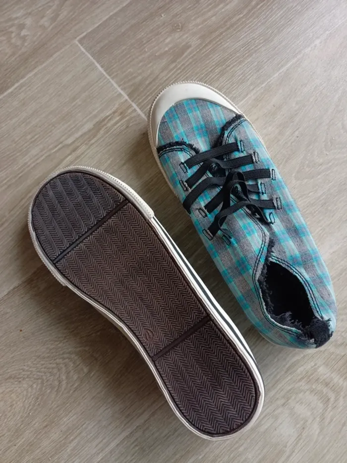 Chaussures tennis neuves 38 ou 39
n - photo numéro 2