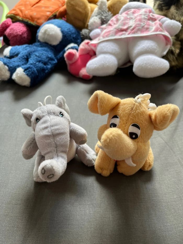 2 petits éléphants