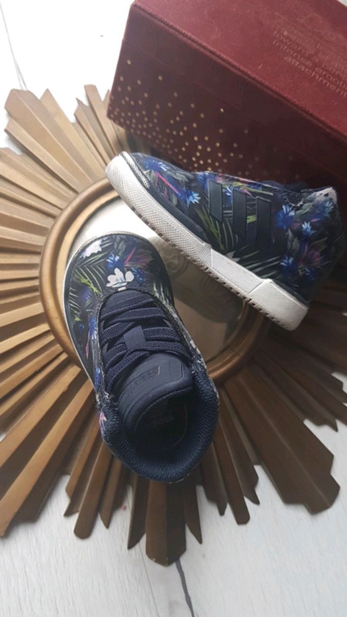 Baskets Adidas sans lacets fleurs Liberty p.20 fille