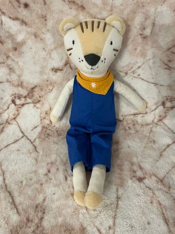 Doudou peluche tigre beige blanc salopette bleu bandana jaune Maisons du Monde 