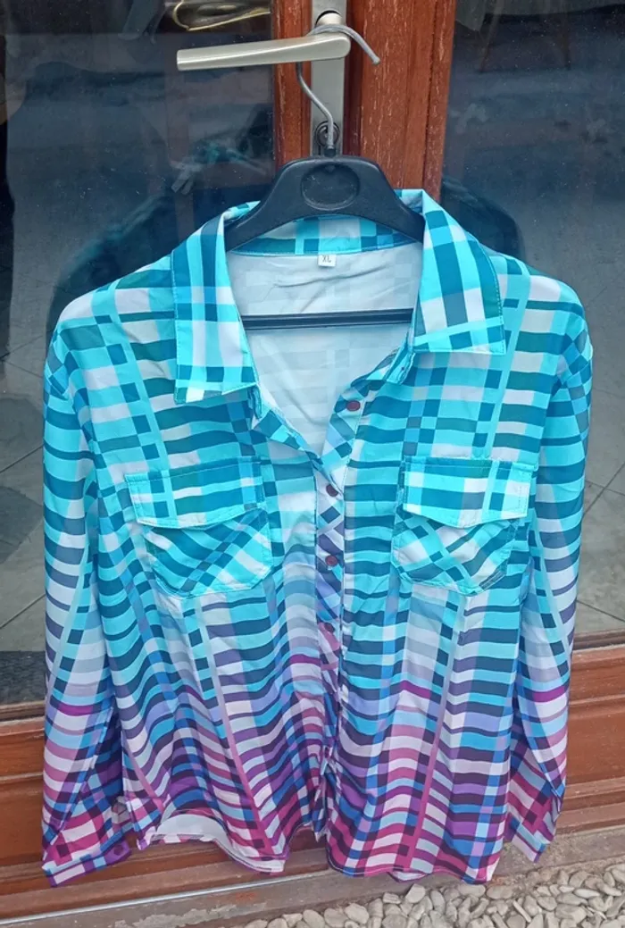 Vends une chemise pour femme jamais porté taille XL cause de la vente je me suis trompé de taille - photo numéro 5