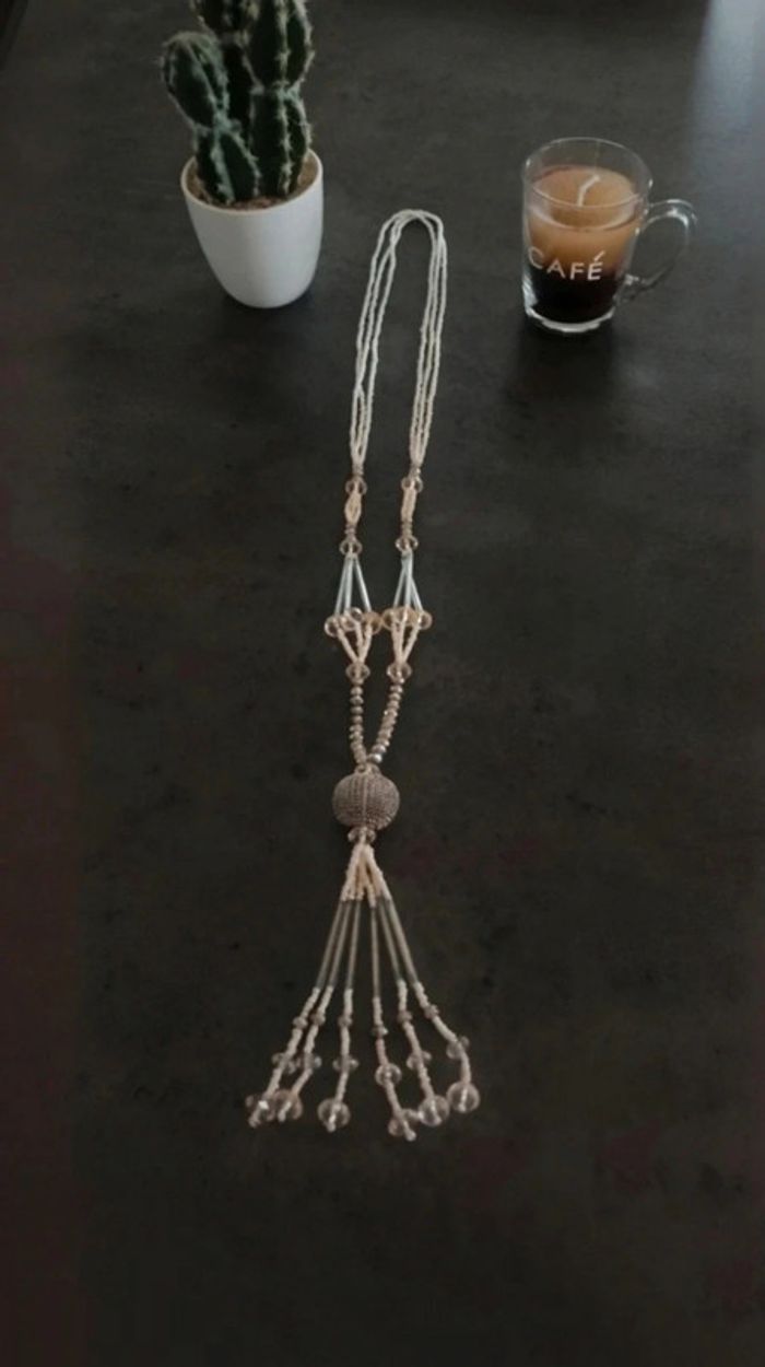 Collier sautoir fantaisie gris argenté et blanc