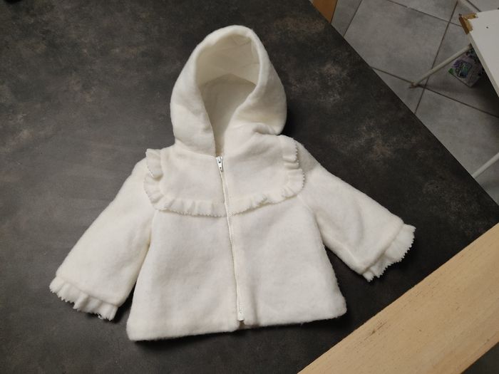 Veste blanche avec capuche 3 / 6 mois - photo numéro 3