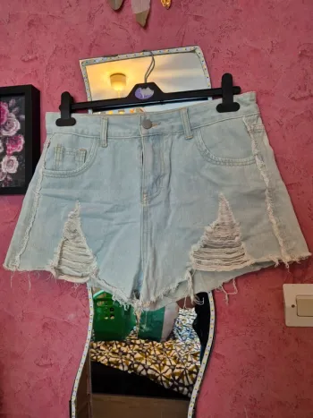Short déchiré et effiloché