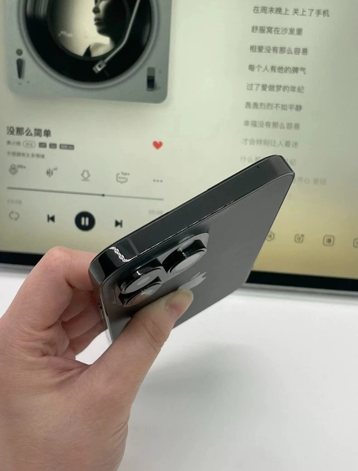 Une iphone quatorze pro max - photo numéro 4
