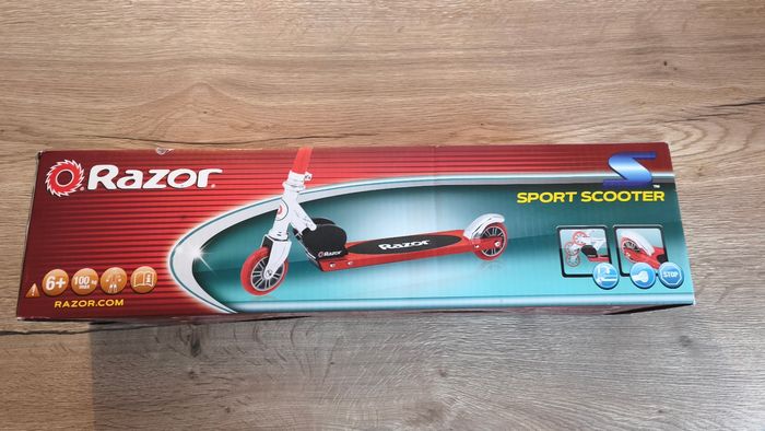 Trottinette rouge - razor - 6 ans - NEUF