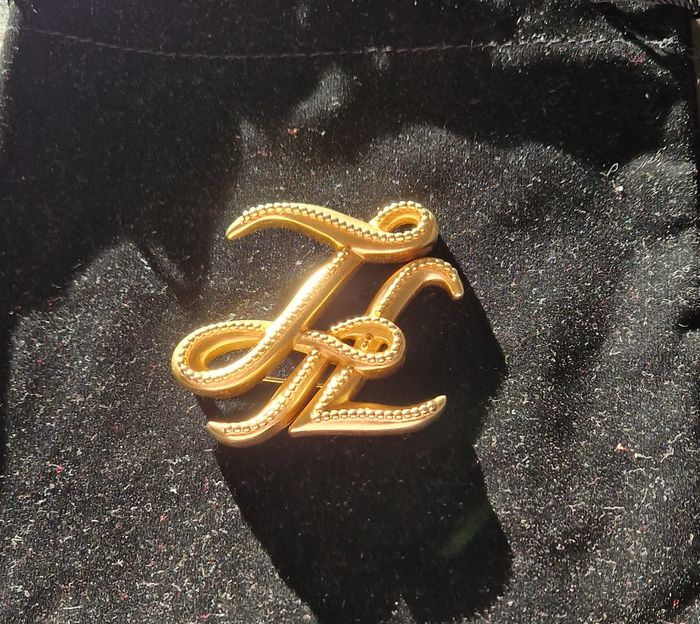 Broche Karl Lagerfeld - Comme neuve