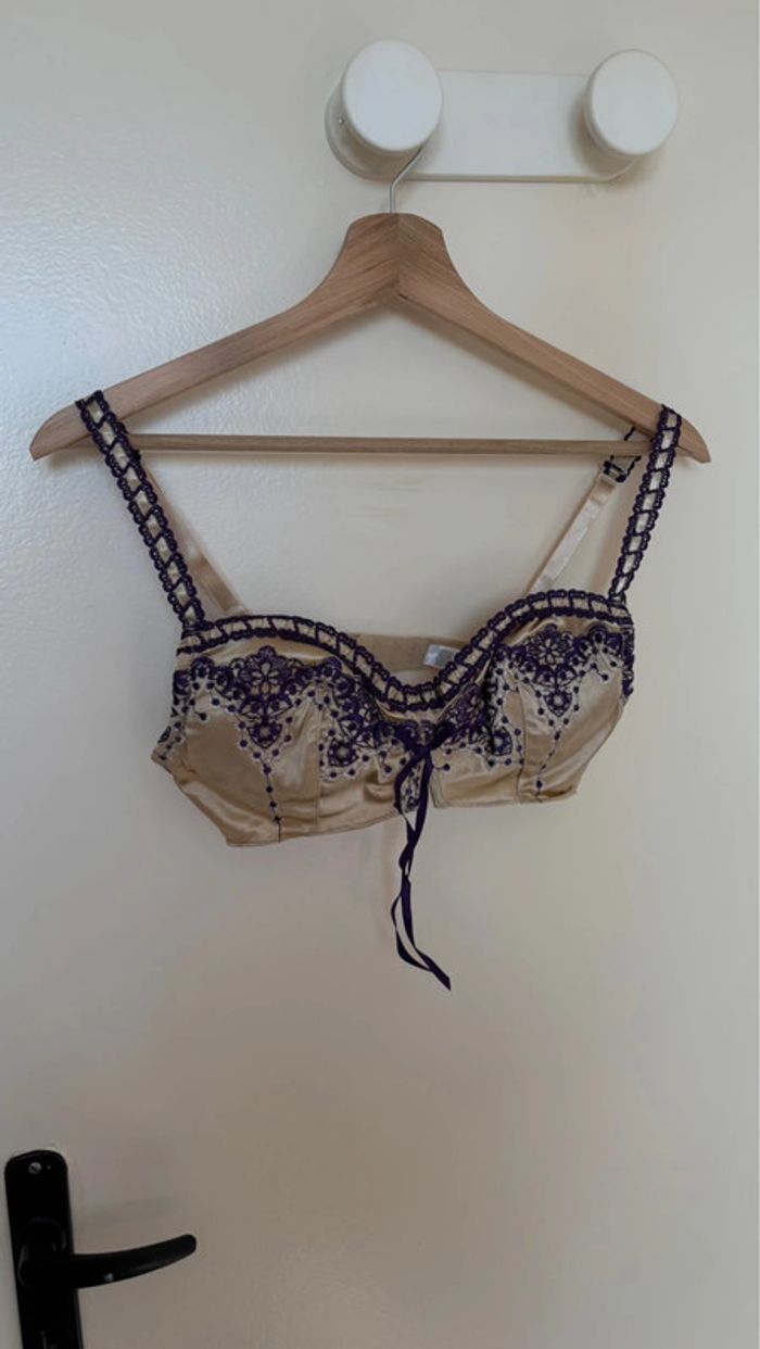 Soutien gorge bustier beige effet satiné taille 90B en très bon état