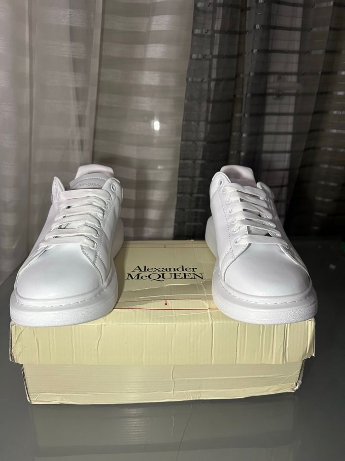 Sneakers Alexander McQueen blanches – taille 45, boîte abîmée - photo numéro 2