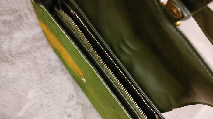 Sac baguette en cuir crin de cheval couleur vert et jaune porter épaule - photo numéro 10